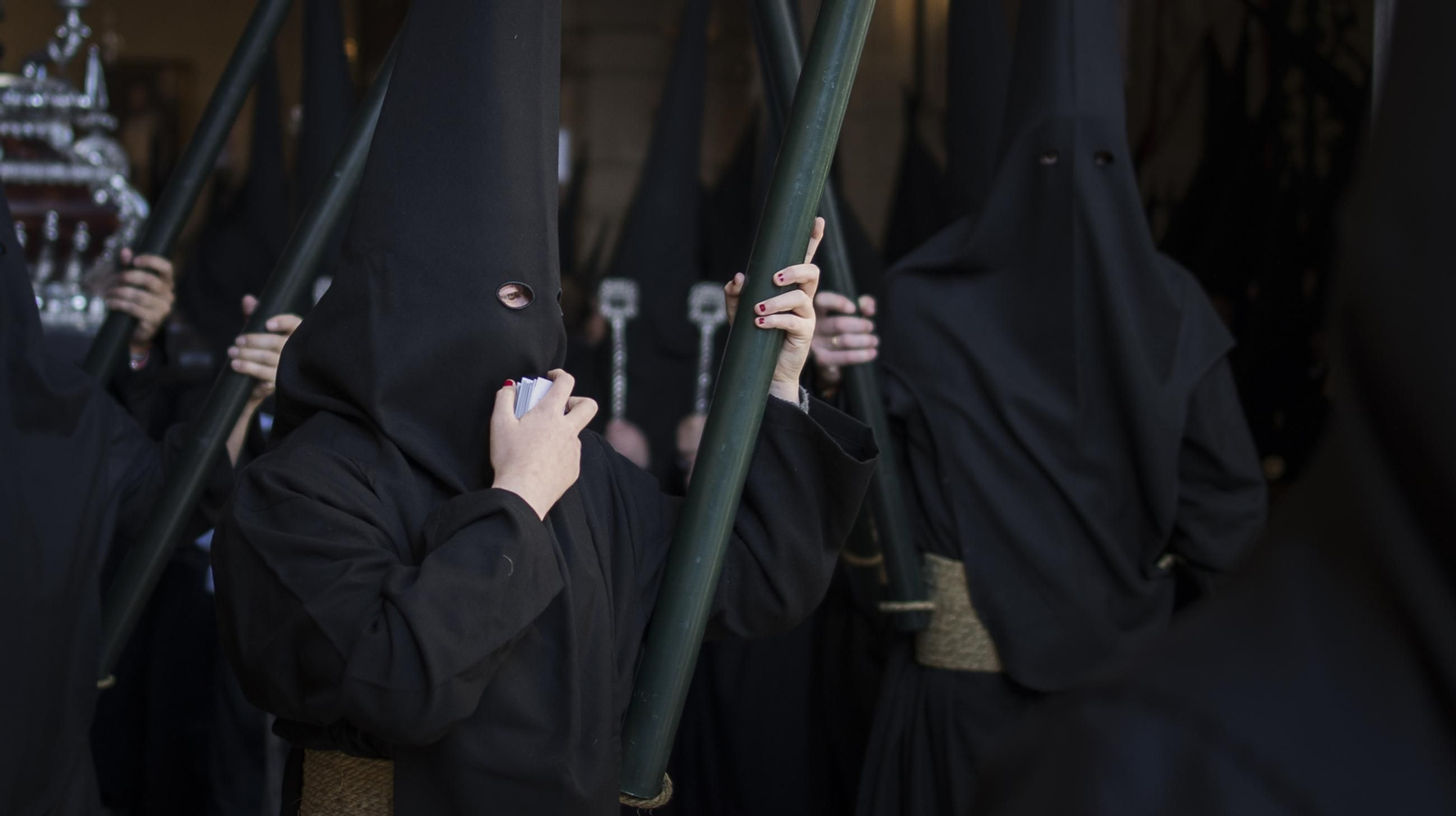 Imágenes de la Hermandad de La Vera-Cruz en el Jueves Santo de Jerez 2025