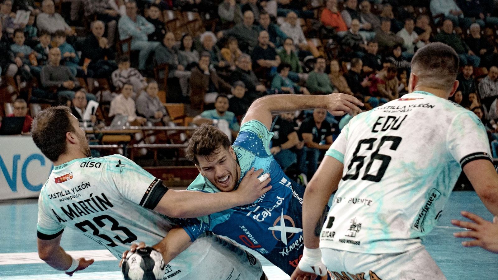 David Estepa, jugador del Ángel Ximénez, intenta superar la defensa del Ademar León.