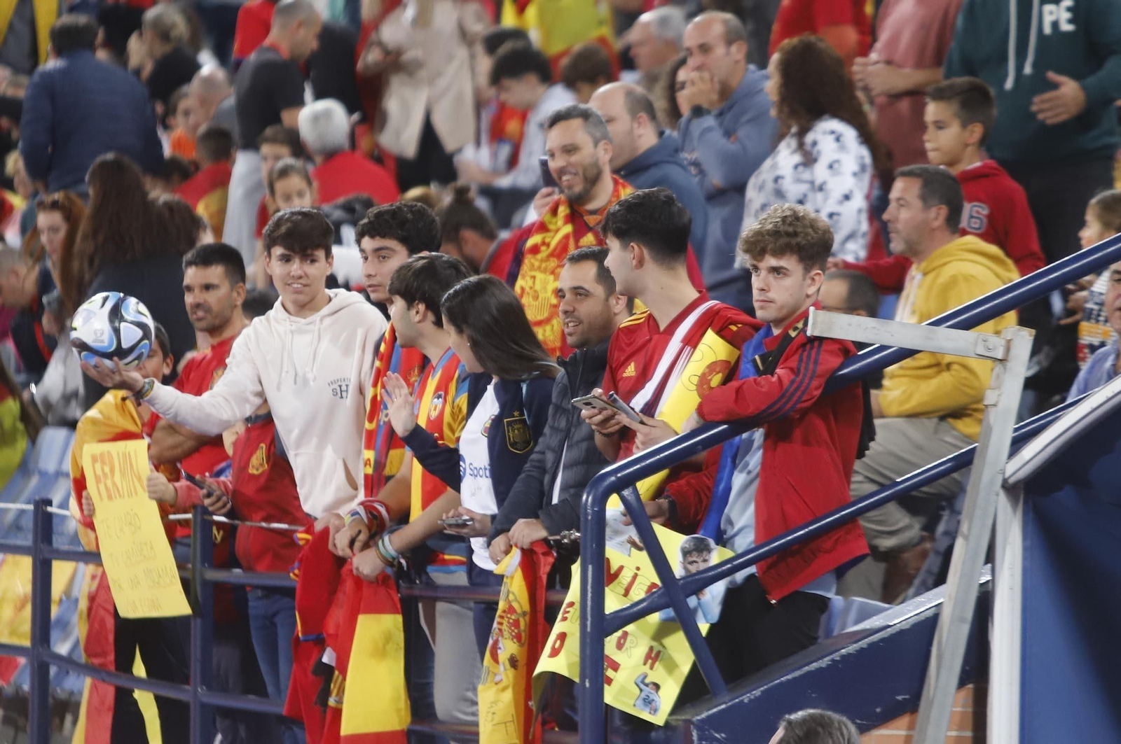 Gran ambiente para ver la selección española sub-21 en Huelva