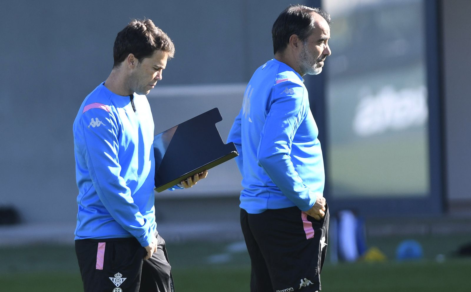 Rubi consulta sus anotaciones en presencia de Jaume Torras, su segundo, durante el entrenamiento de ayer en la ciudad deportiva.