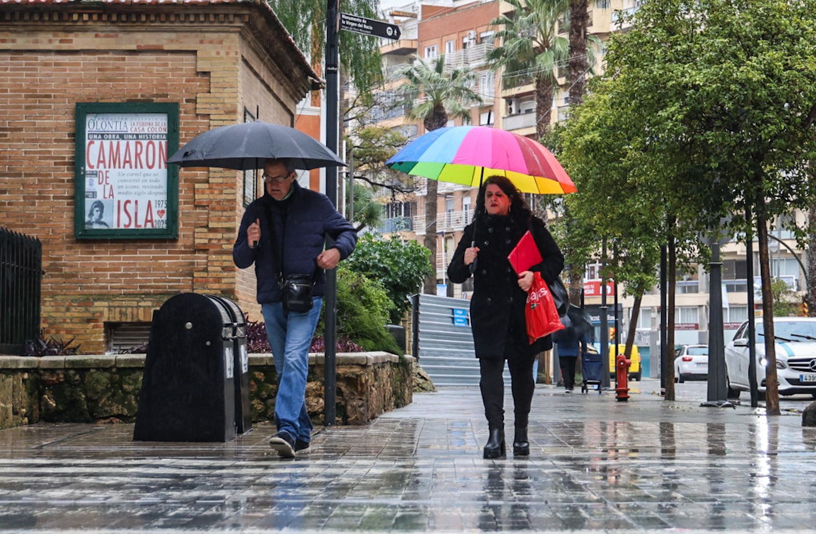 Fotografías de la mañana lluviosa en la capital