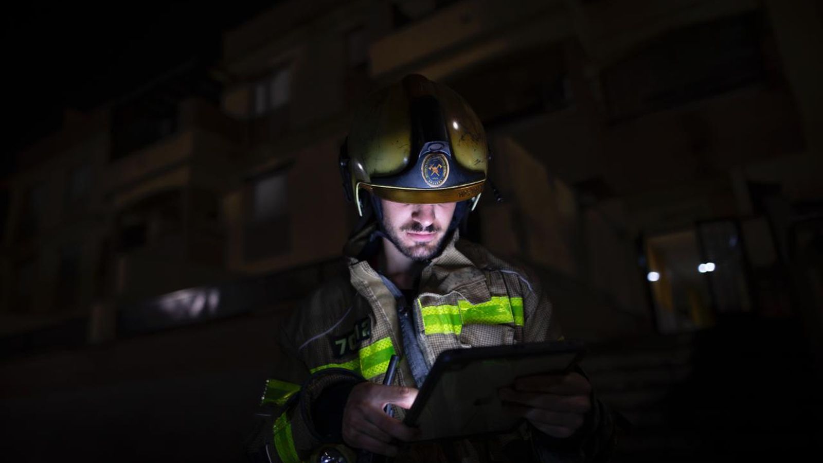 Uno de los Bomberos de Granada trabaja en el lugar de los hechos