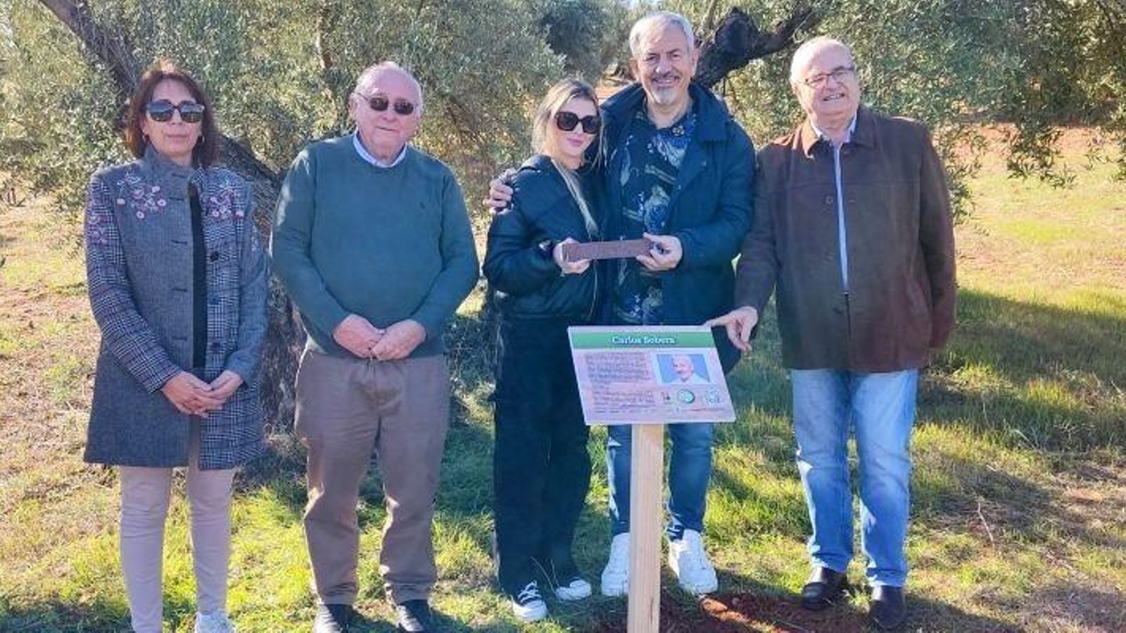 Carlos Sobera con su olivo centenario del ecoparque de Carboneros.