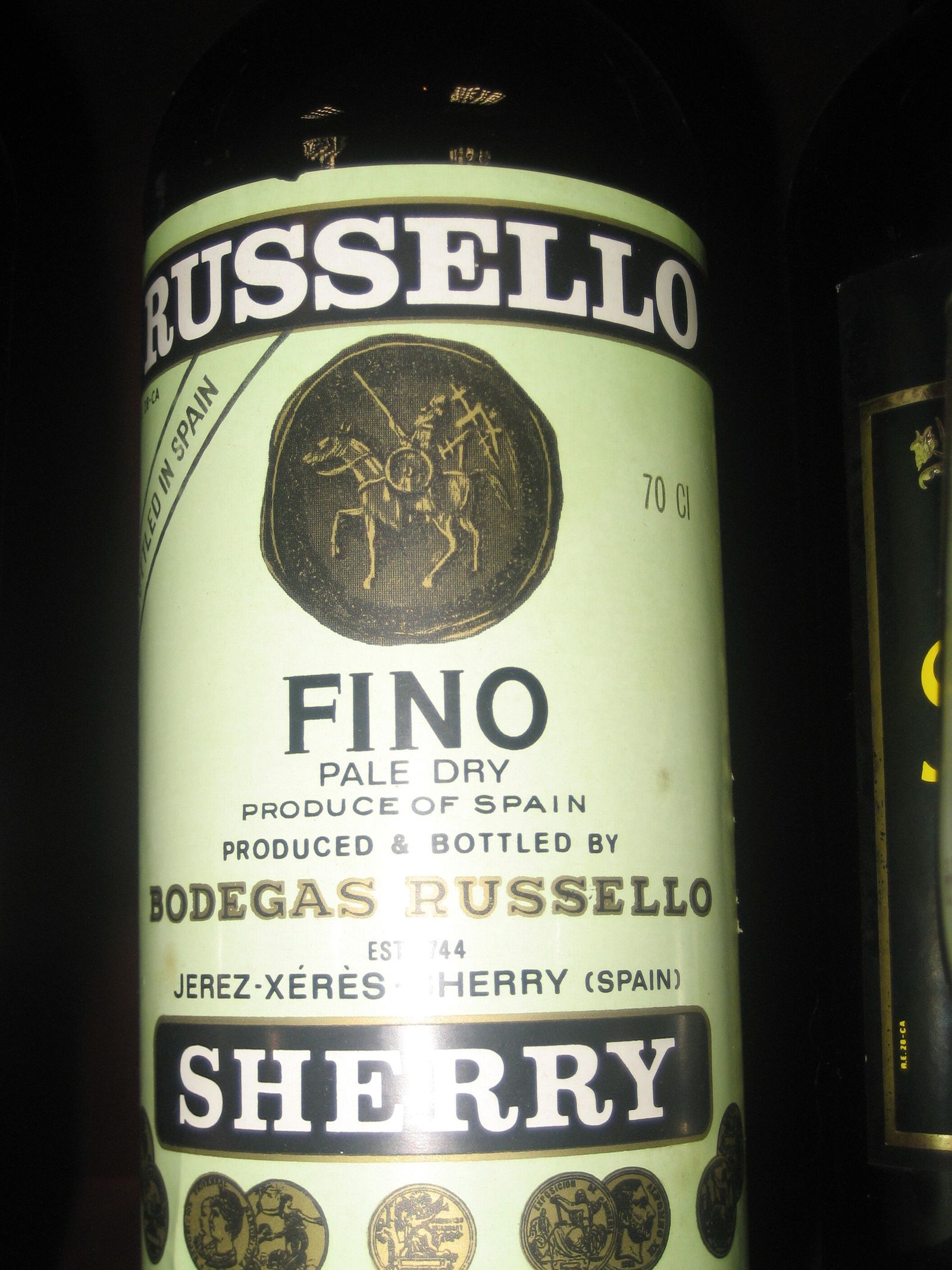 En la etiqueta de una botella de fino se percibe al hidalgo entre molinos.
