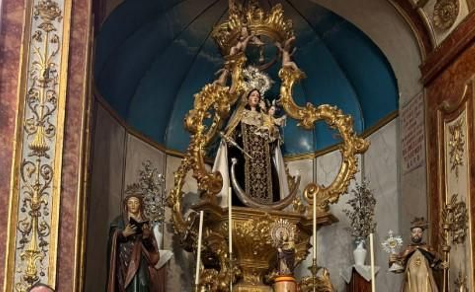 La Virgen del Carmen de Benamejí, en su camarín. La Virgen del Carmen de Benamejí, en su camarín.