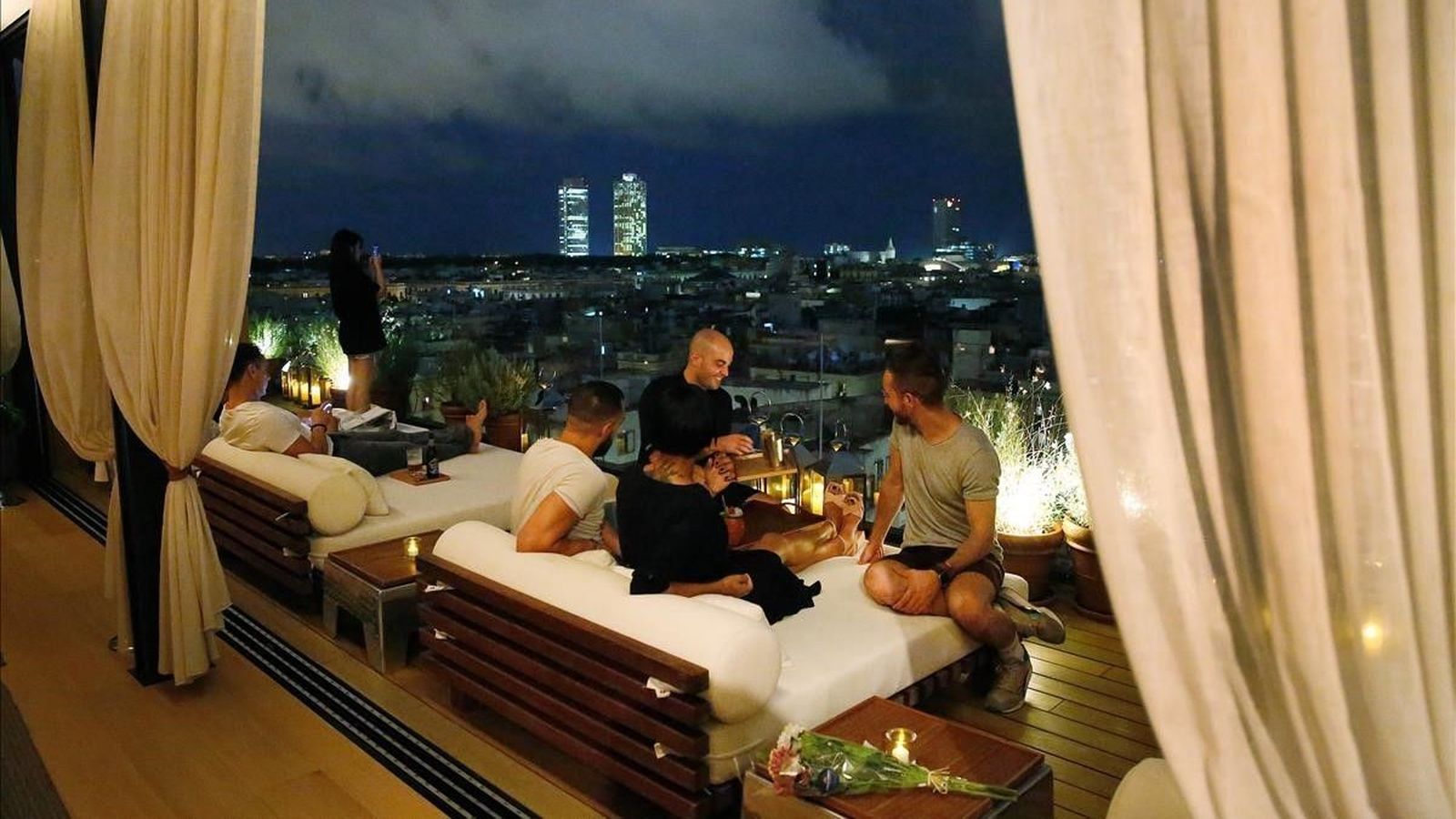 Terraza privada del 'penthouse', la habitación donde se suele alojar Rosalía.
