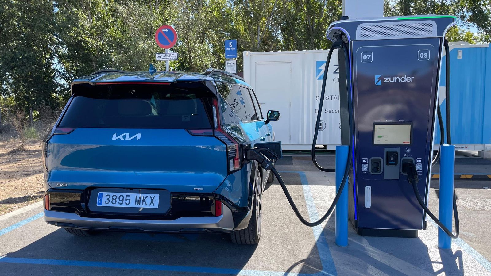 Para sacar el máximo provecho a su arquitectura eléctrica de 800 voltios y conseguir kilómetros adicionales de autonomía en lo que se toma un café hay que acudir a las infraestructuras de carga de alta potencia. Para sacar el máximo provecho a su arquitectura eléctrica de 800 voltios y conseguir kilómetros adicionales de autonomía en lo que se toma un café hay que acudir a las infraestructuras de carga de alta potencia.