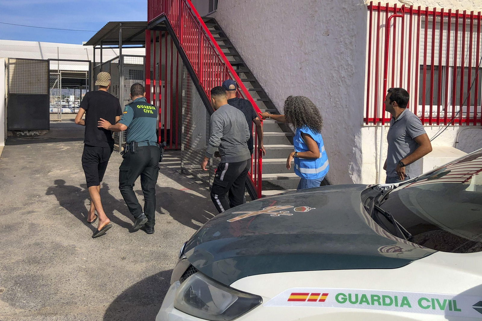 La Guardia Civil conduce a varios inmigrantes tras alcanzar la costa en Granada, en una imagen de archivo. La Guardia Civil conduce a varios inmigrantes tras alcanzar la costa en Granada, en una imagen de archivo.