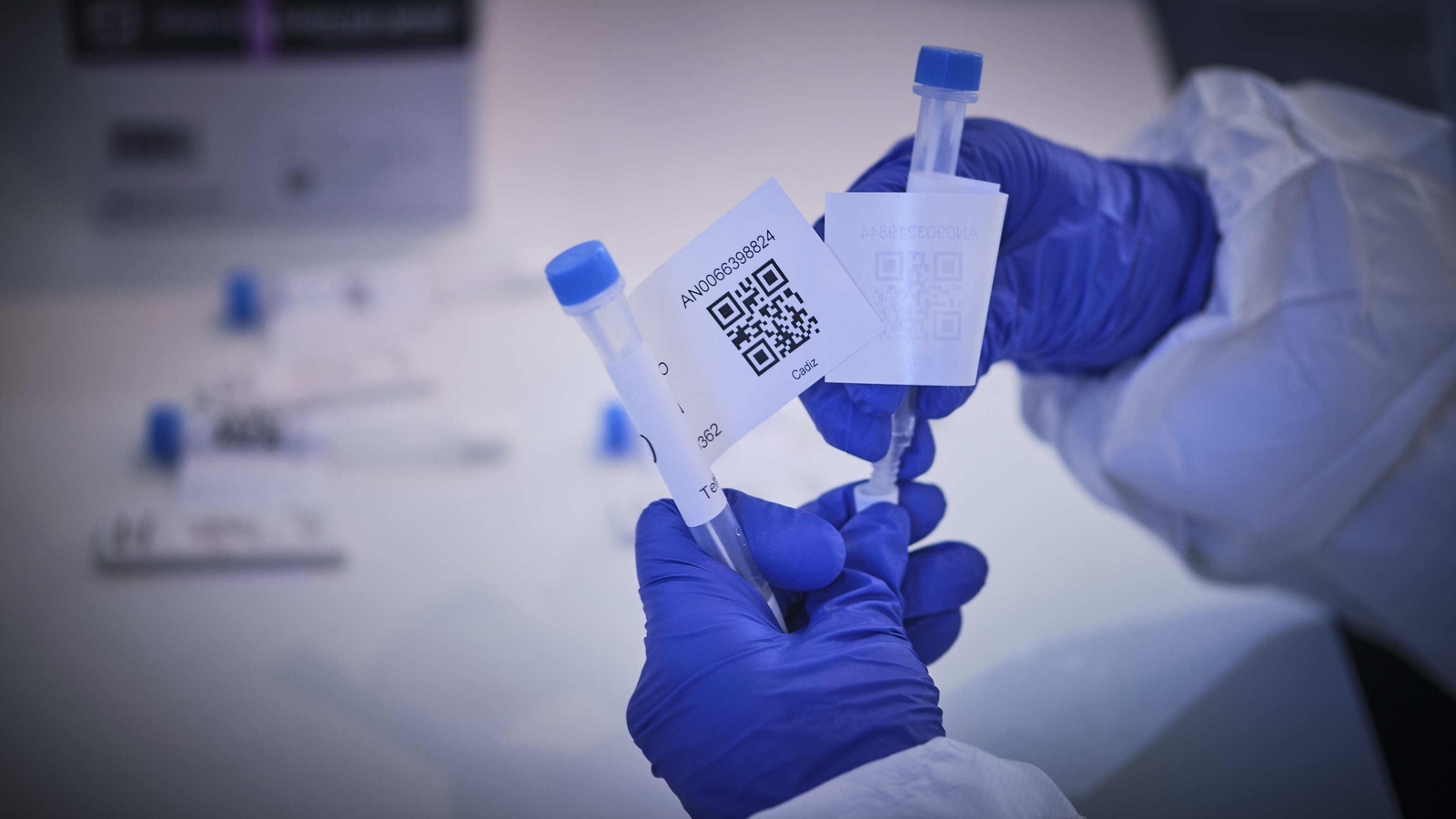 Una enfermera sostiene pruebas de detección de la Covid