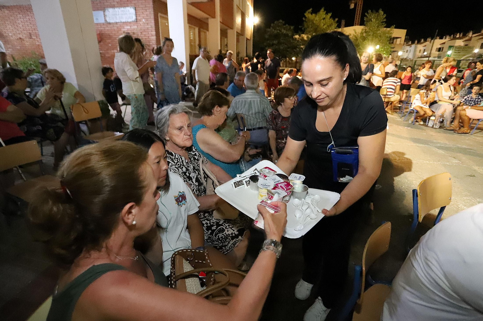 Imágenes de los evacuados de  Almonaster acogidos en Cortegana por el incendio