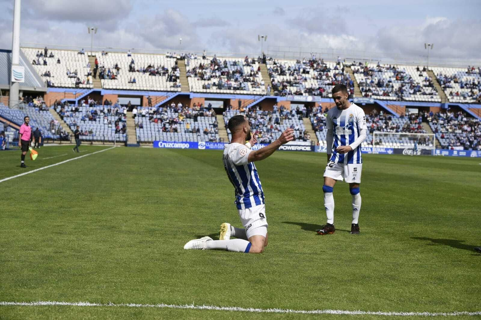 Juan Delgado celebra el 1-0 en presencia de Juanito.
