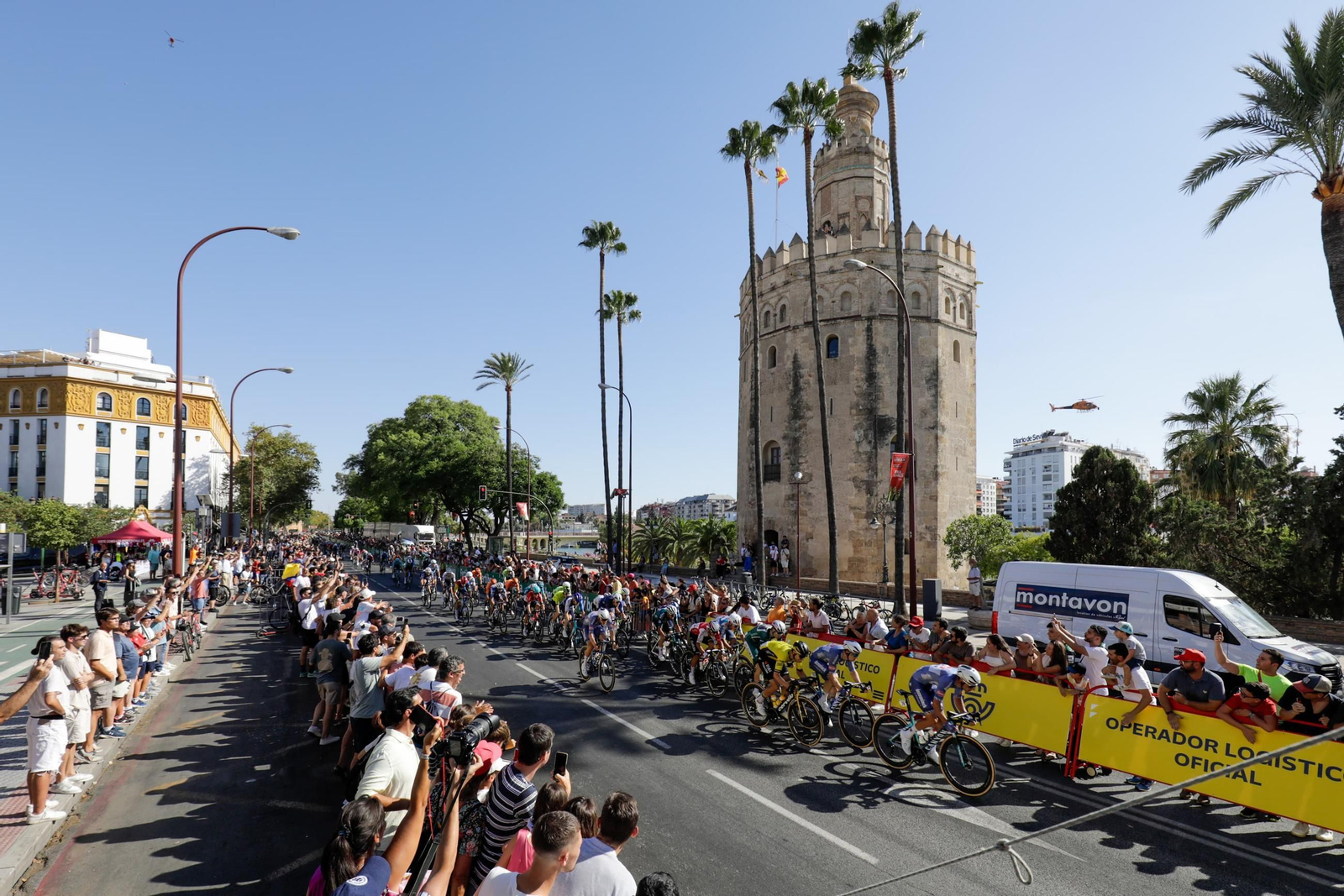 El pelotón pasa por la Torre del Oro metros antes de la meta.