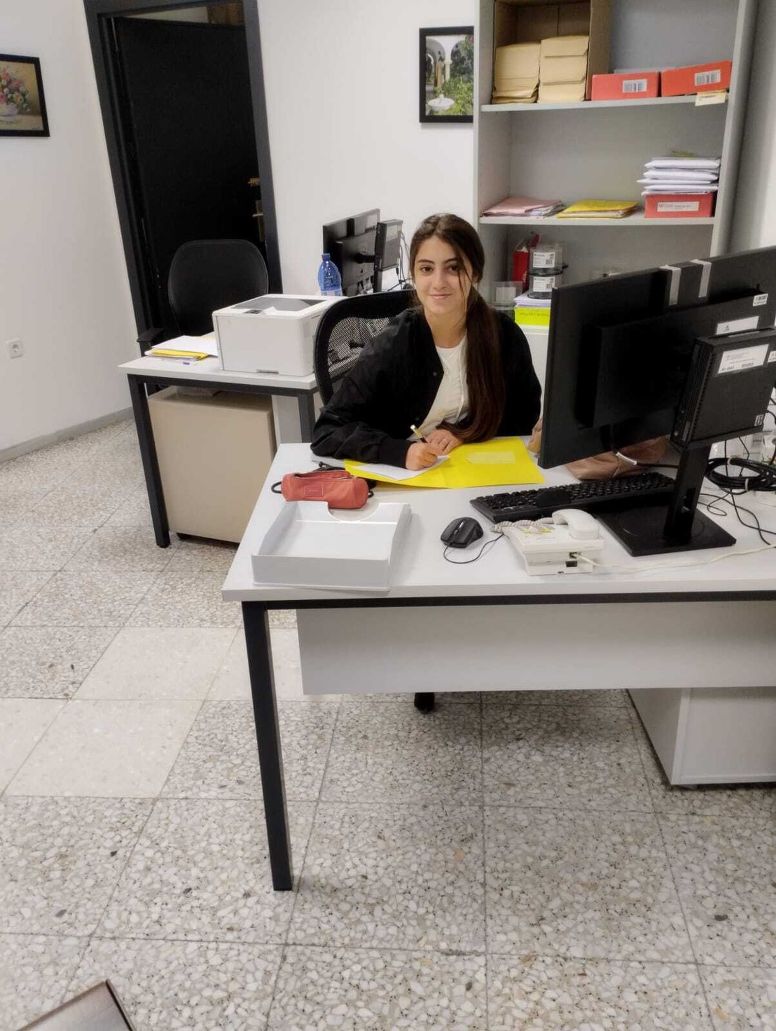 Una alumna durante sus prácticas de Documentación y Administración Sanitaria