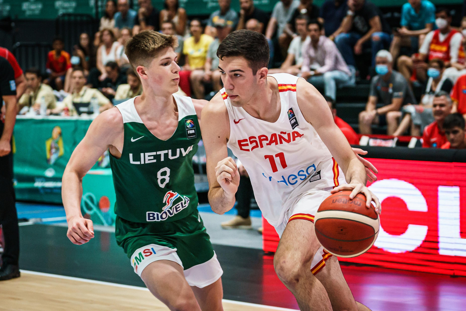 Álvaro Folgueiras intenta atacar.