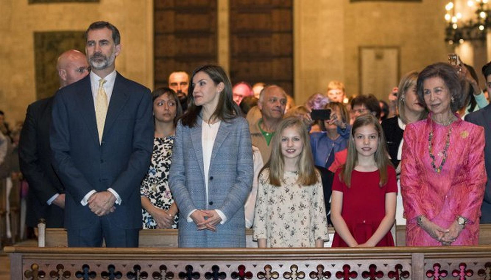 La Familia Real y doña Sofía, en el interior de la catedral de Palma.