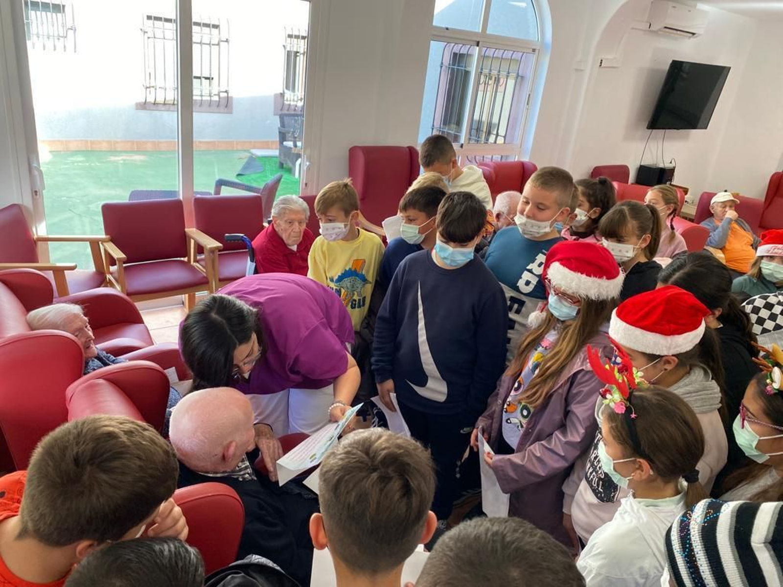 Escolares llenan de villancicos y felicitaciones navideñas las residencias de mayores