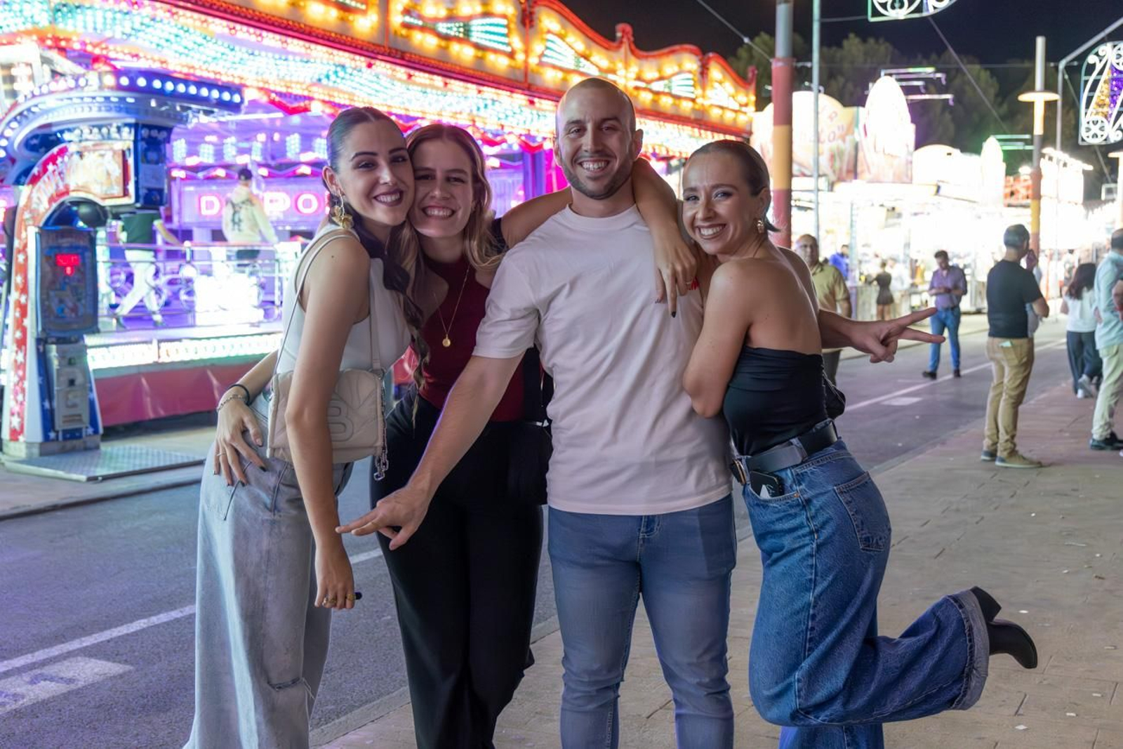 Los jiennenses disfrutan una noche más de la Feria de San Lucas