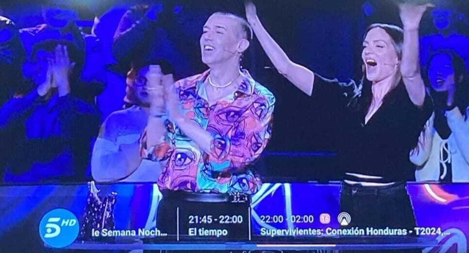 El concejal  David Calleja  junto a su compañera de concurso, María Hervás, en uno de los anuncios de Tele 5.