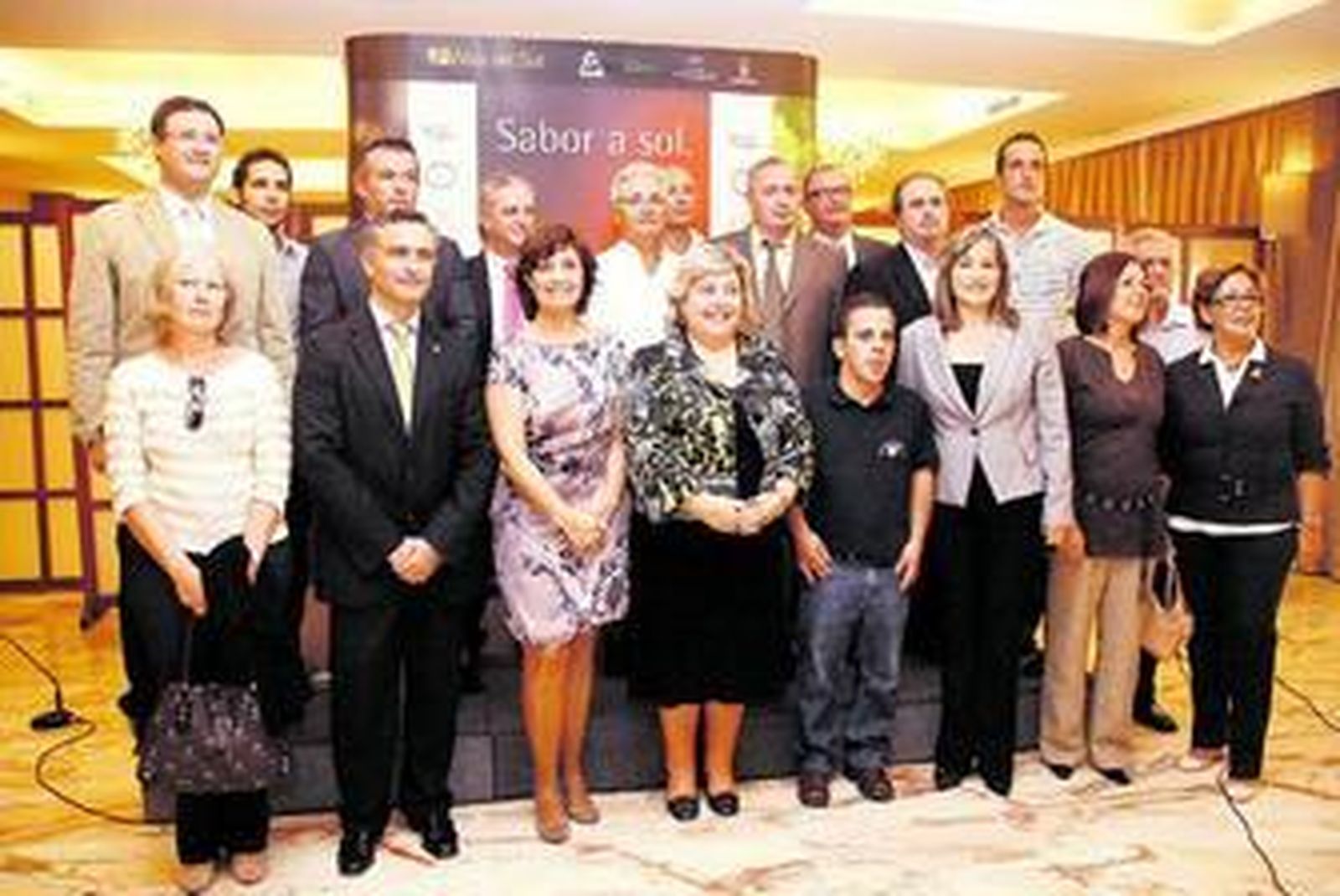 Clara Aguilera, junto a Juan Carlos Usero, Esperanza Pérez, Isabel López y el resto de bodegueros.