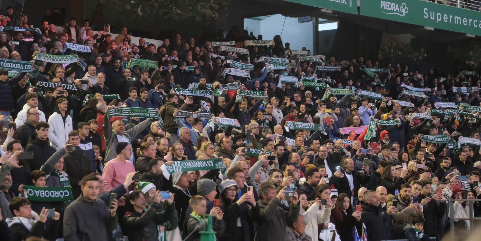 La grada de Tribuna de El Arcángel, a rebosar de aficionados en el último partido del Córdoba CF como local.