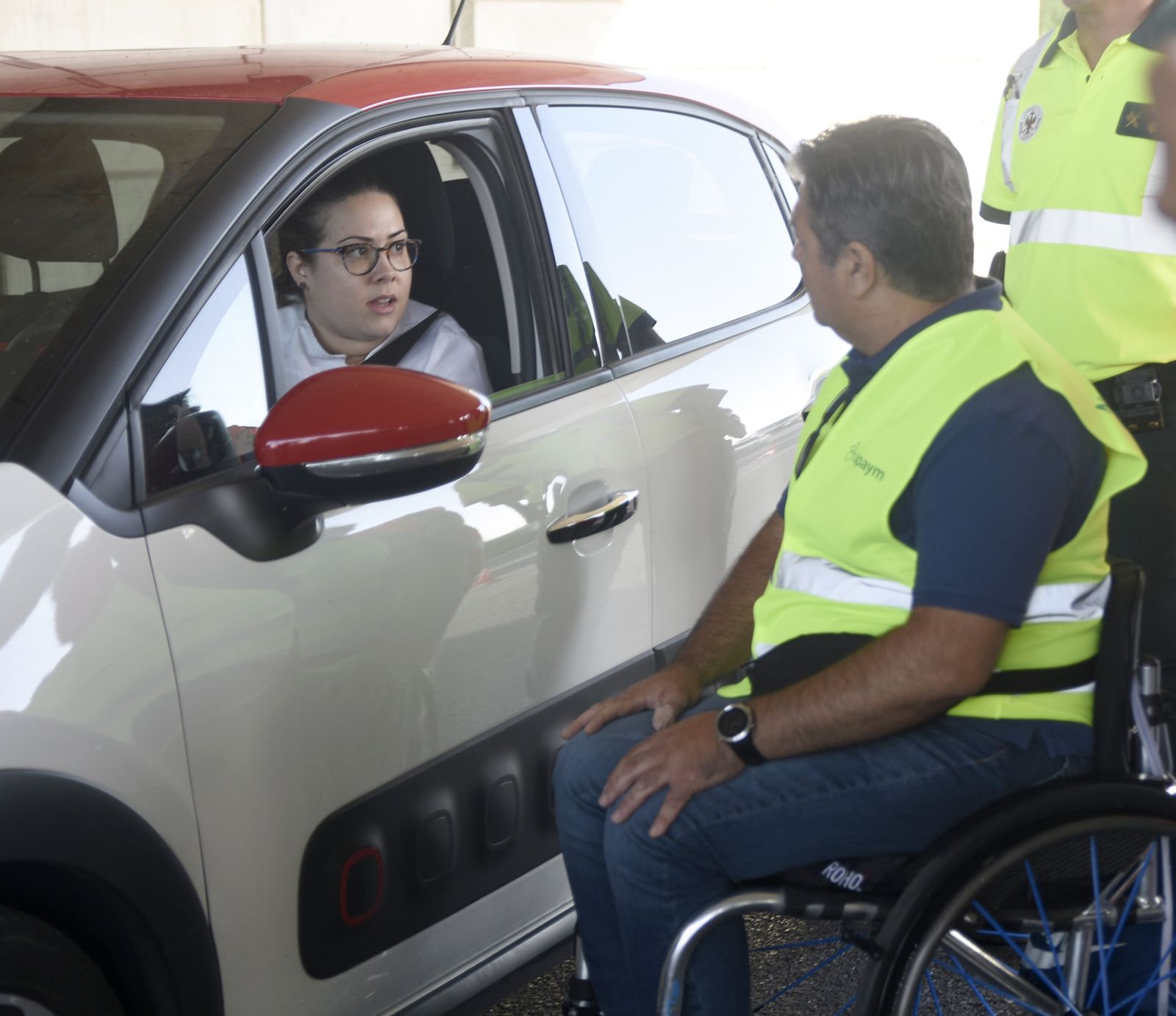 Un momento de la campaña contra las distracciones al volante.