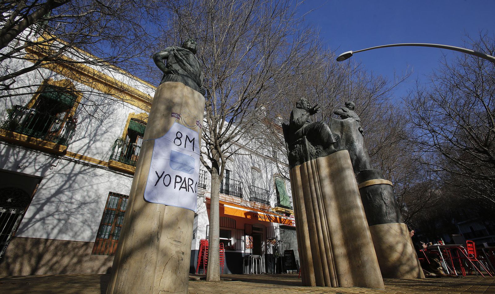 Cartel de la huelga de hoy en la estatua de Niña de los Peines de Alameda.