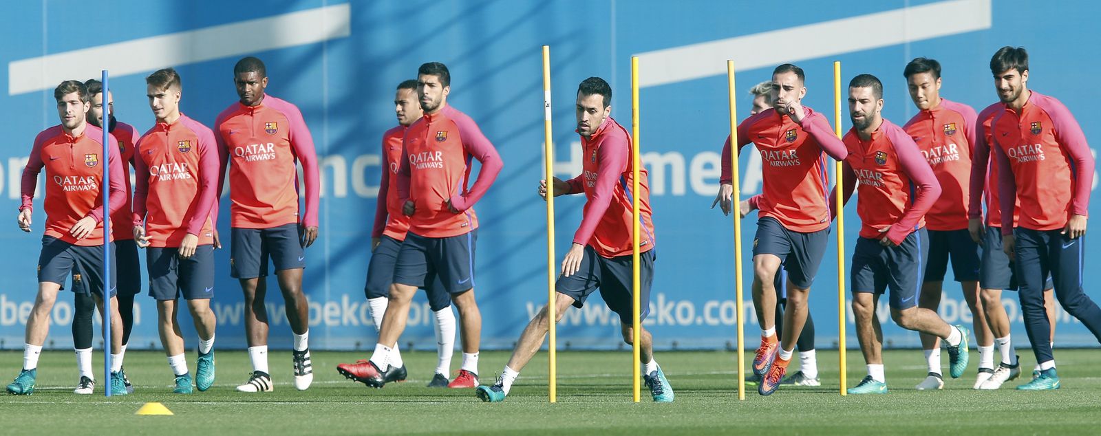 Sergio Busquets encabeza un circuito de ejercicio físico junto a sus compañeros en el entrenamiento realizado en la ciudad deportiva Joan Gamper.