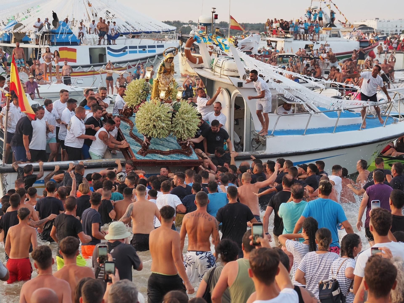 Las mejores imágenes de la procesión de la Virgen del Mar de Isla Cristina.