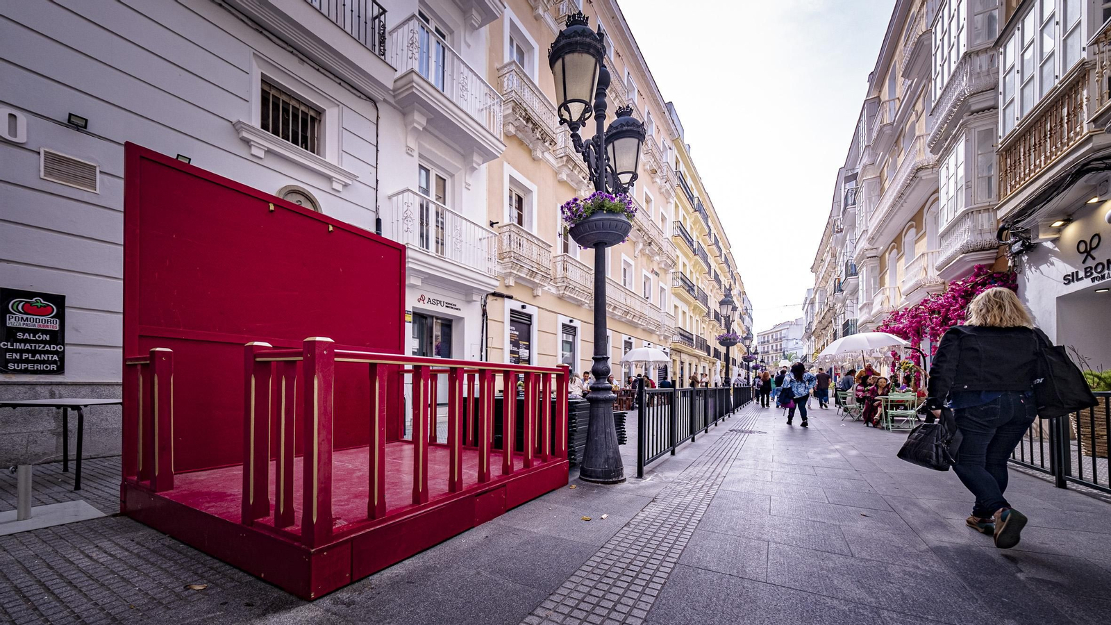 Las imágenes de cómo se prepara la ciudad de Cádiz para la Semana Santa 2025
