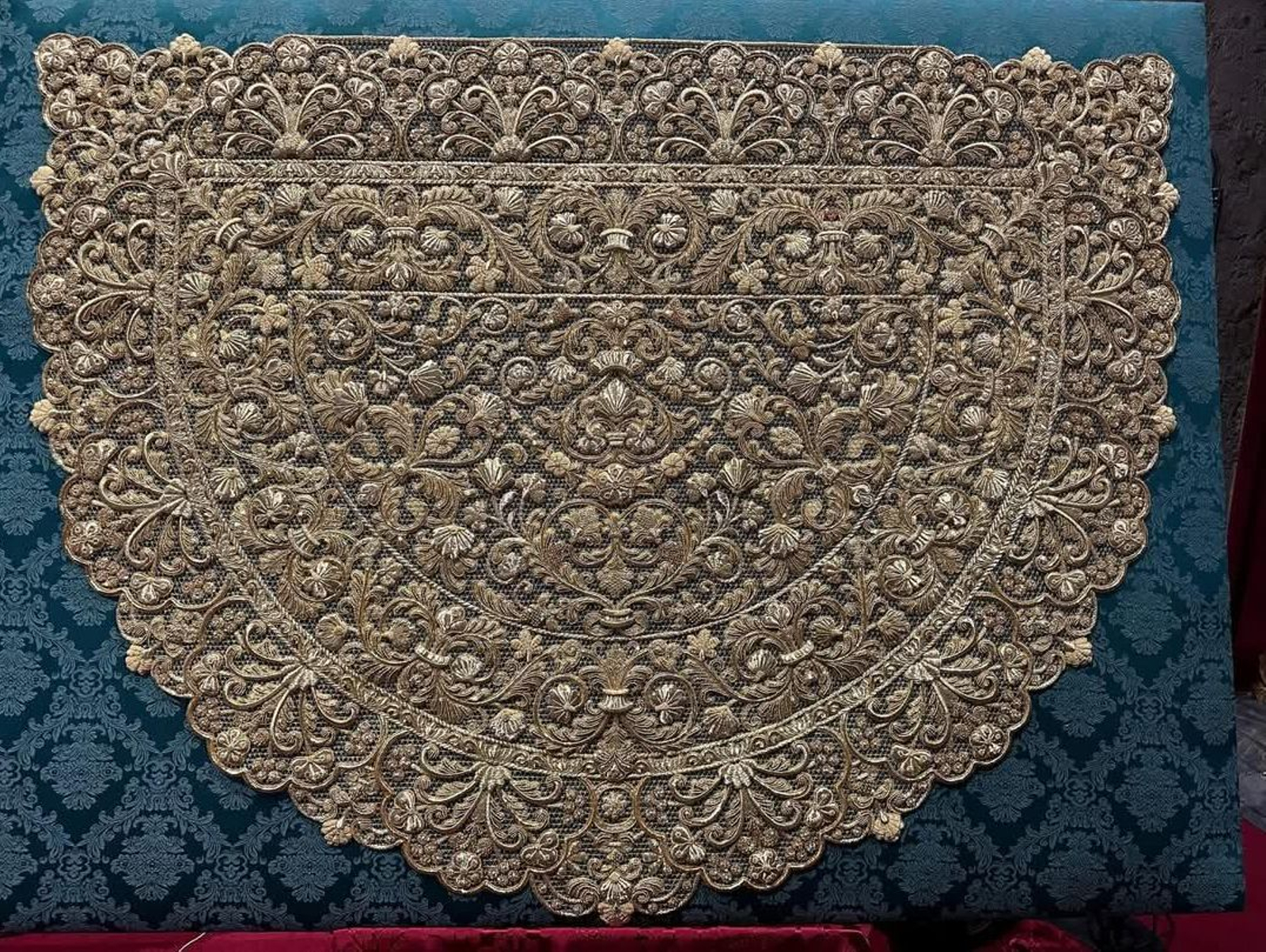 La toca estrenada por la Esperanza de Triana en 2024.