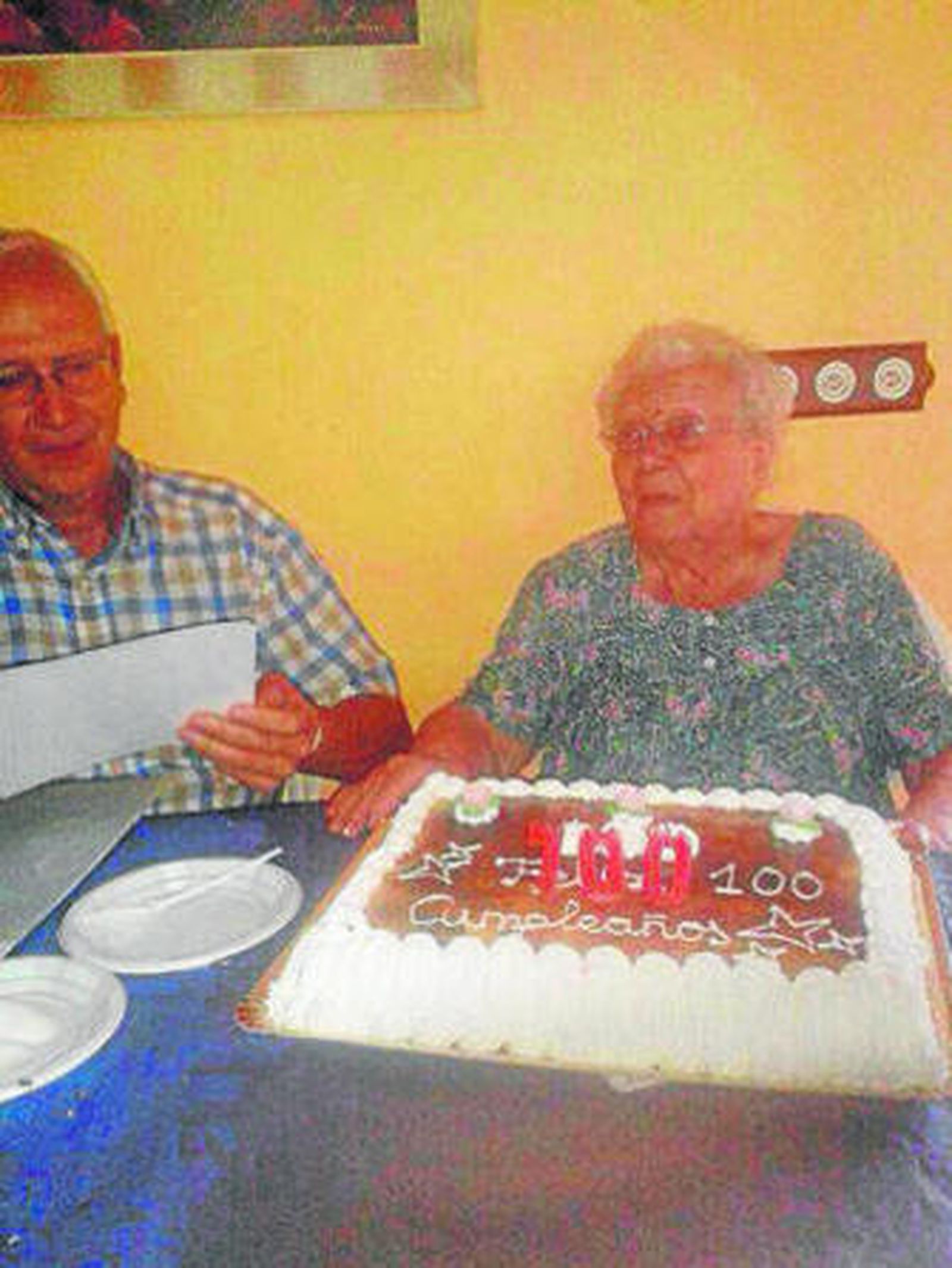María 'La Relojera' sopla las velas de sus 100 años junto a amigos y familiares