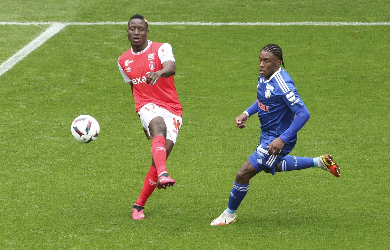 Lopy, a la izquierda, en un encuentro ante el Racing Club de Estrasburgo Alsacia
