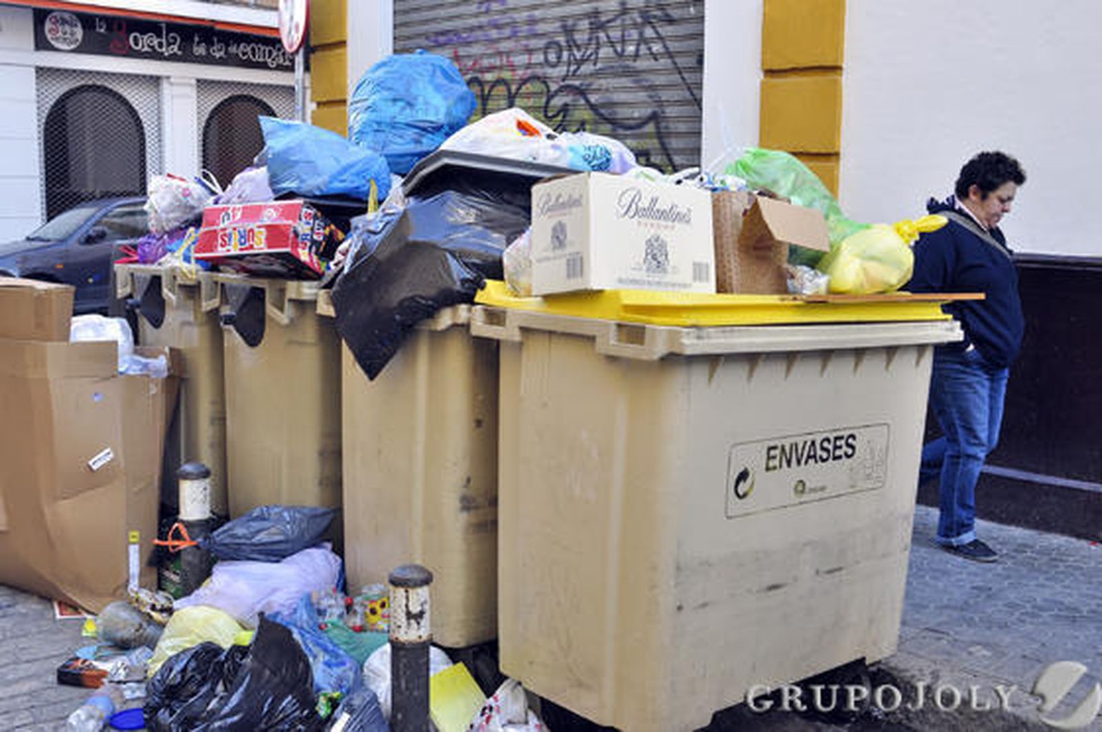 Basura acumulada en las calles en el quinto día de huelga de Lipasam.

Foto: Manuel Gomez