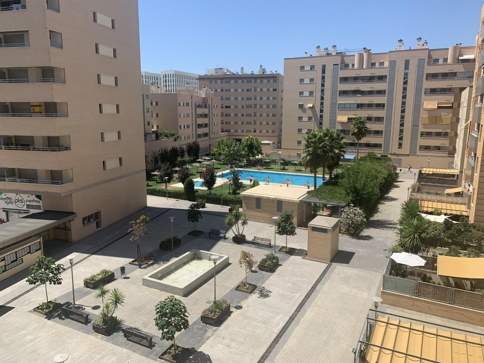 Una urbanización de bloques con piscina comunitaria en Granada. Una urbanización de bloques con piscina comunitaria en Granada.