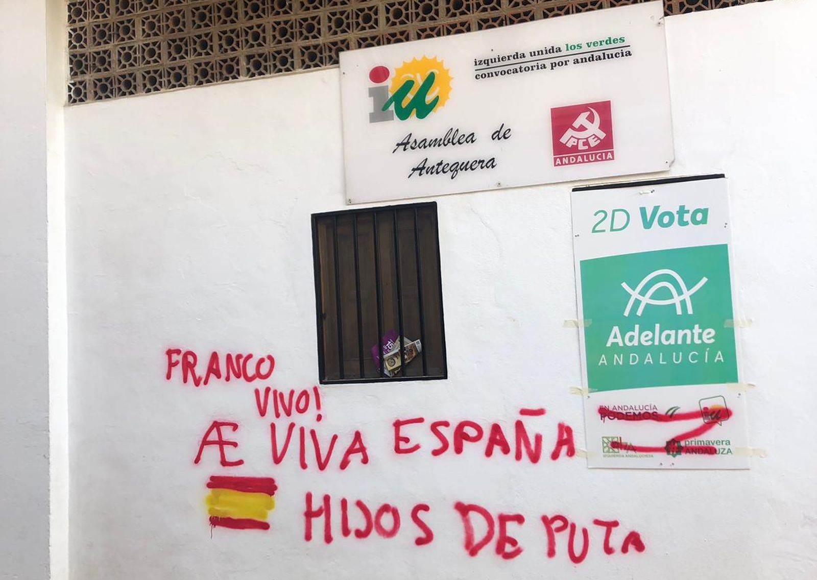 Aparecen pintadas franquistas en la sede IU en Antequera.