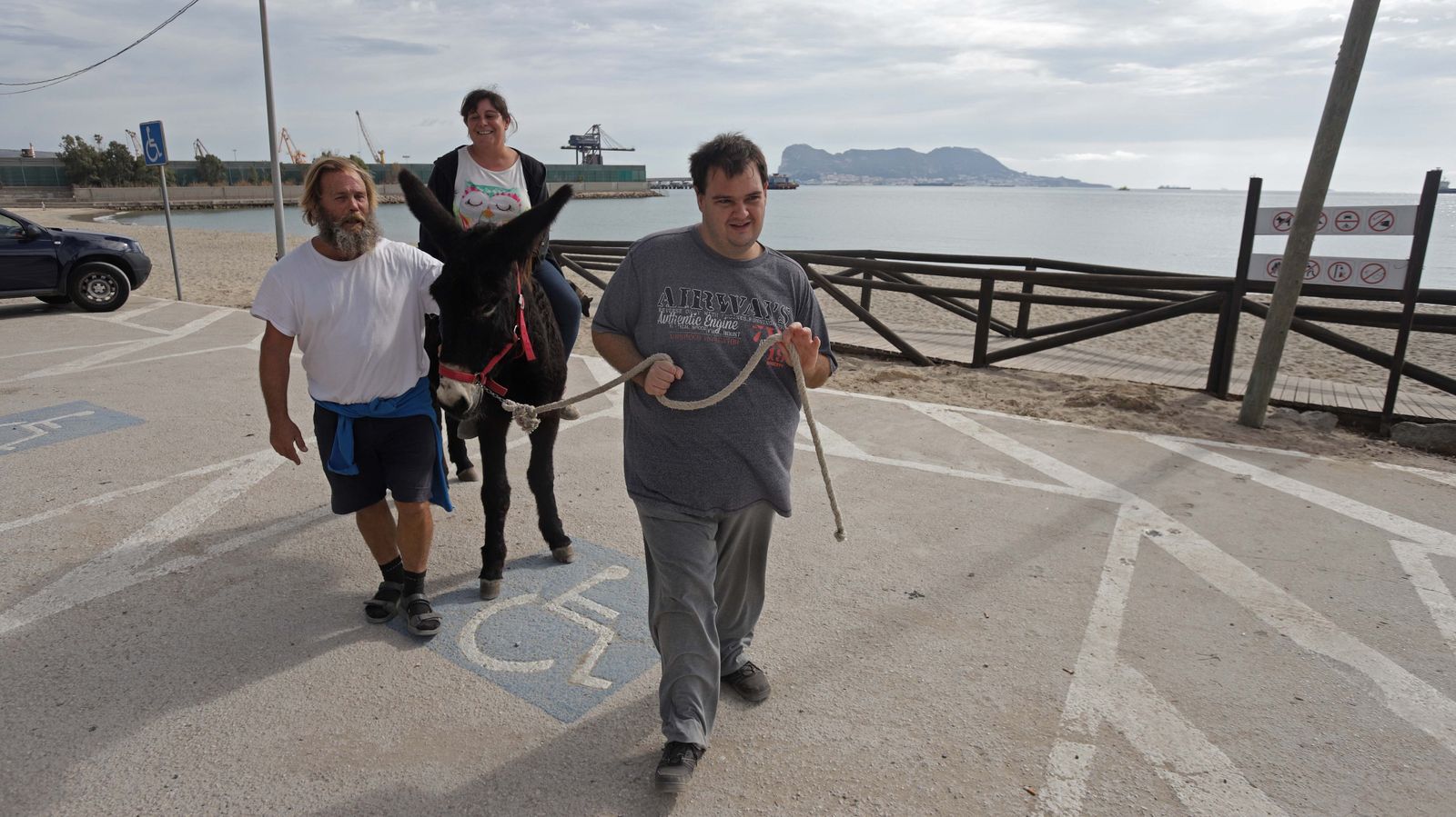 Sesión  de burroterapia con usuarios de Asansull en Palmones