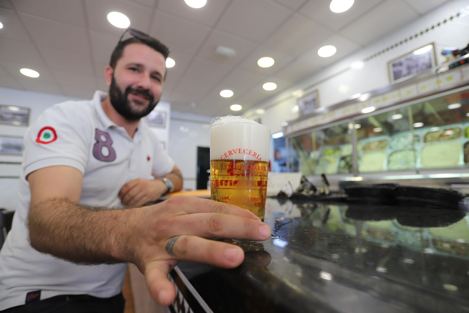 Imágenes del disfrute en fase tres de desescalada en la barra de los bares