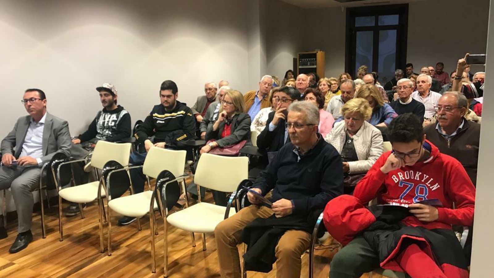 La sala, abarrotada para conocer los detalles de las jornadas.