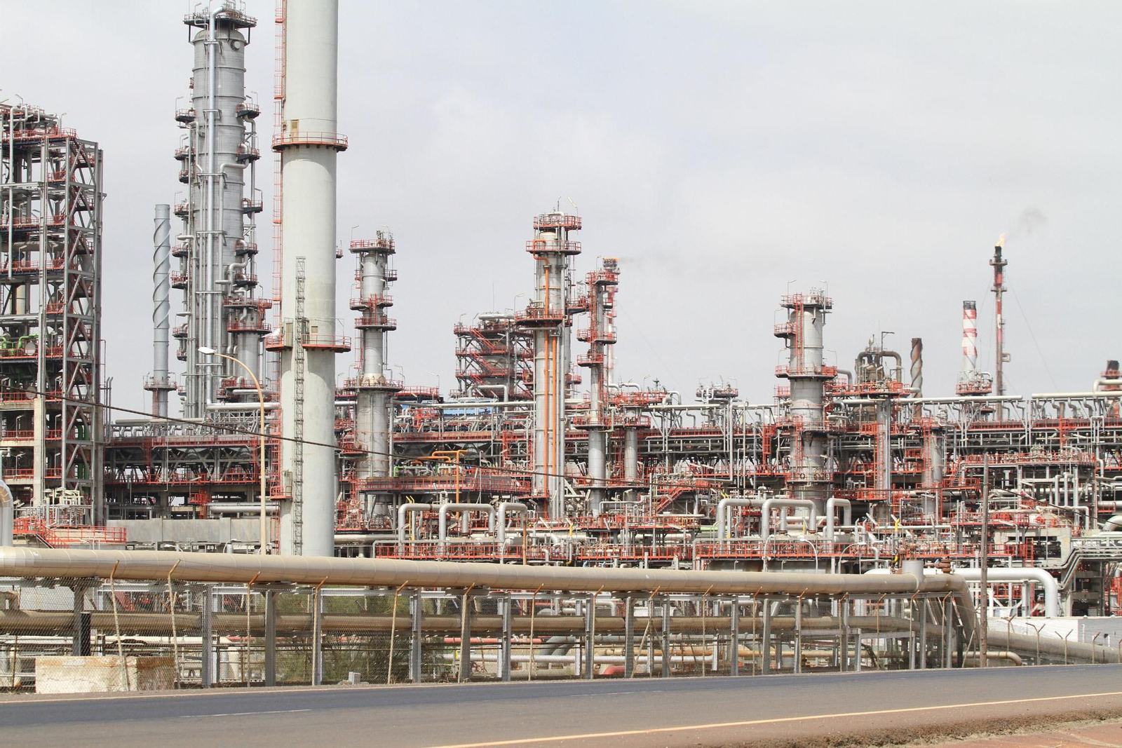 La refinería de Cepsa situada en el término municipal de Palos de la Frontera.