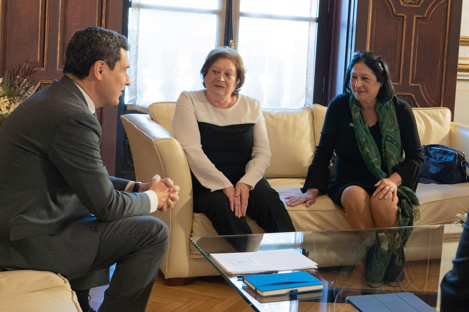 Juanma Moreno, el pasado lunes con dos de las hermanas de García Caparrós.