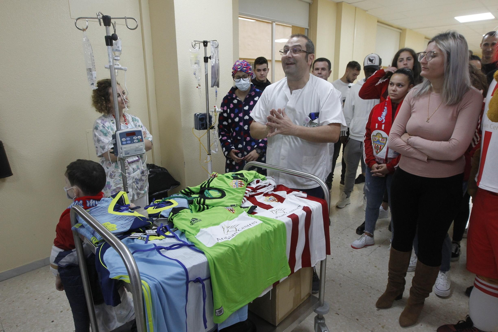 Fotogalería visita jugadores U.D. Almería Hospital Torrecárdenas