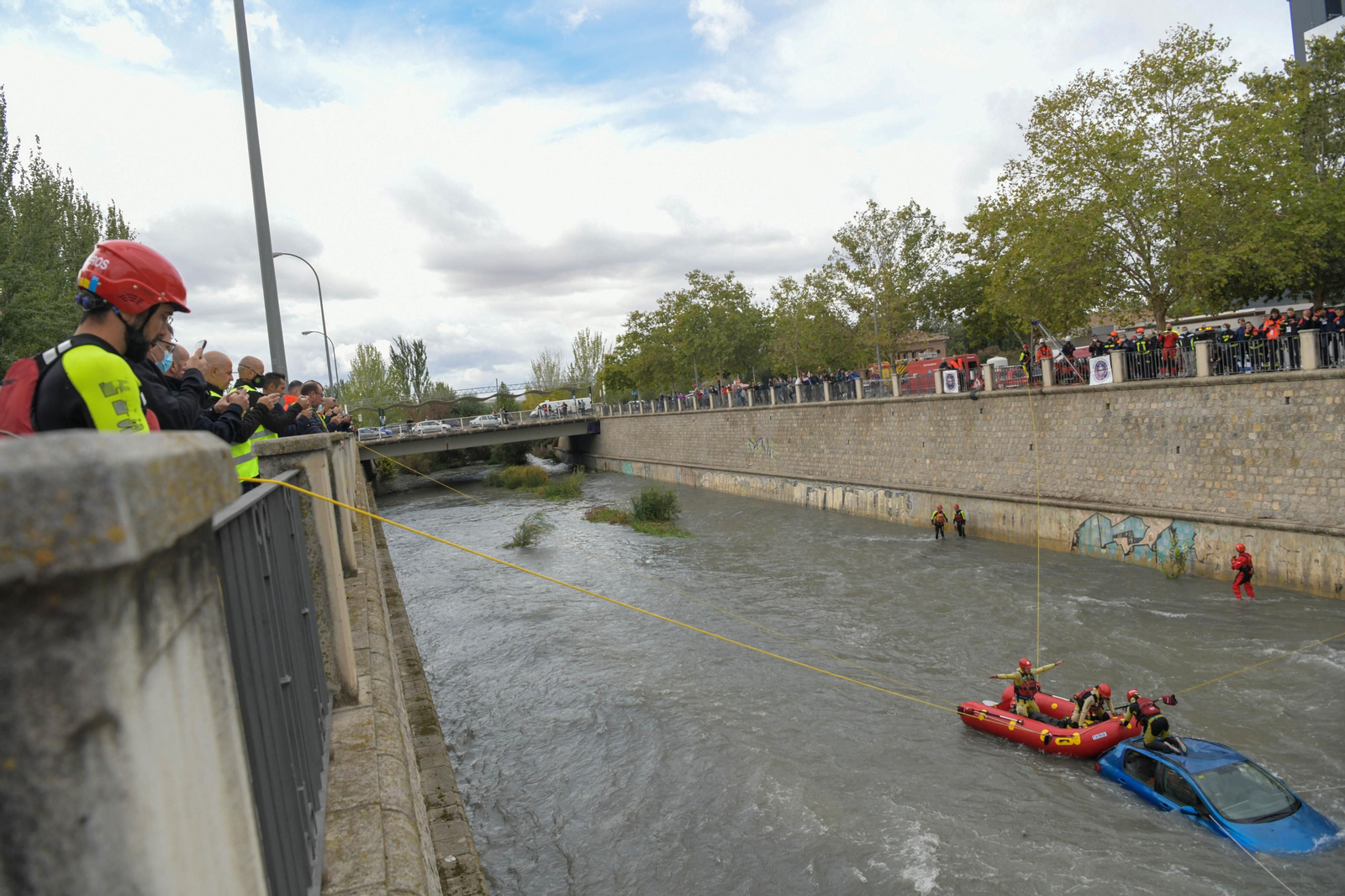 Fotos: Las mejores imágenes del simulacro de rescate de un coche accidentado en el río Genil de Granada