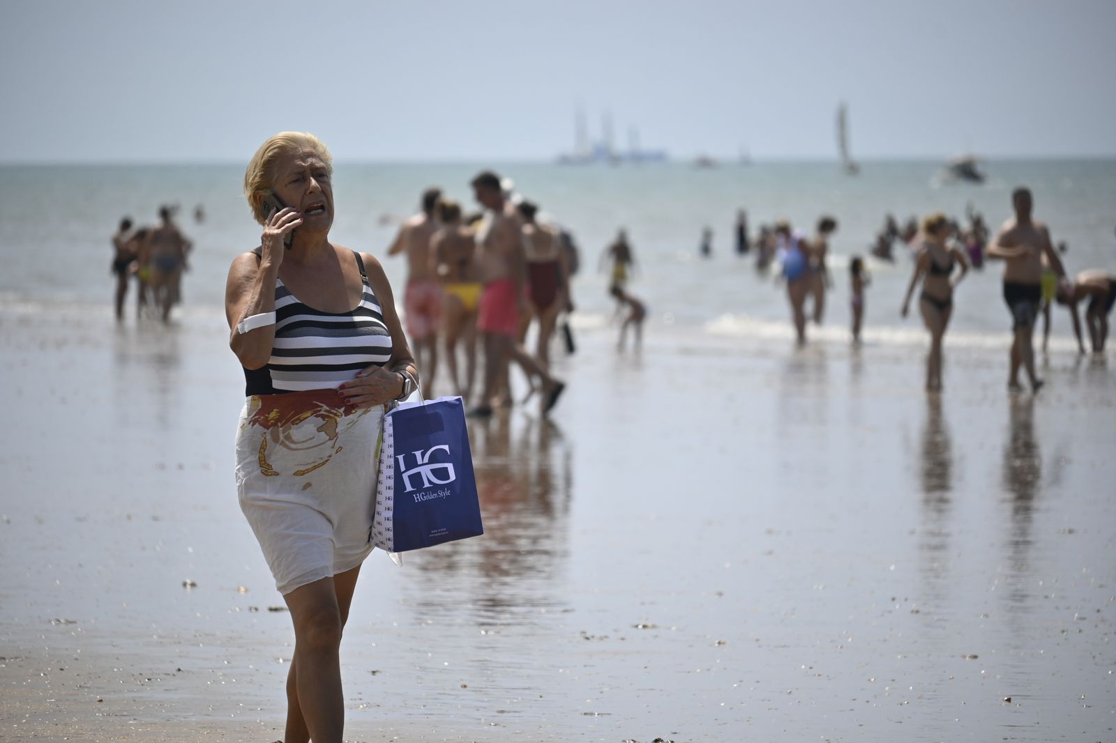 Ambiente en la playas de Huelva este sábado 22 de julio, en imágenes