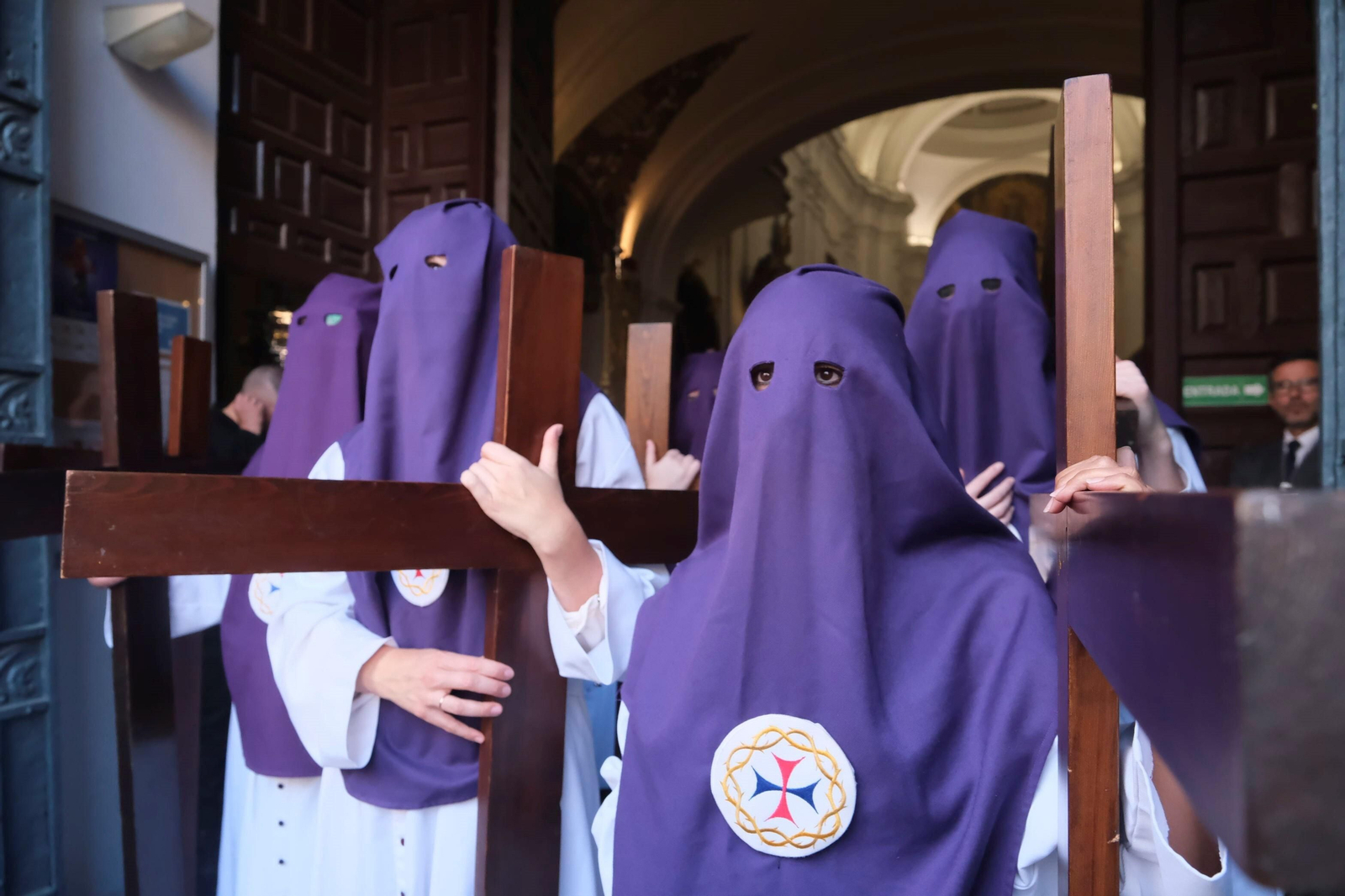 Martes Santo en Córdoba: la procesión de la Santa Faz, en imágenes