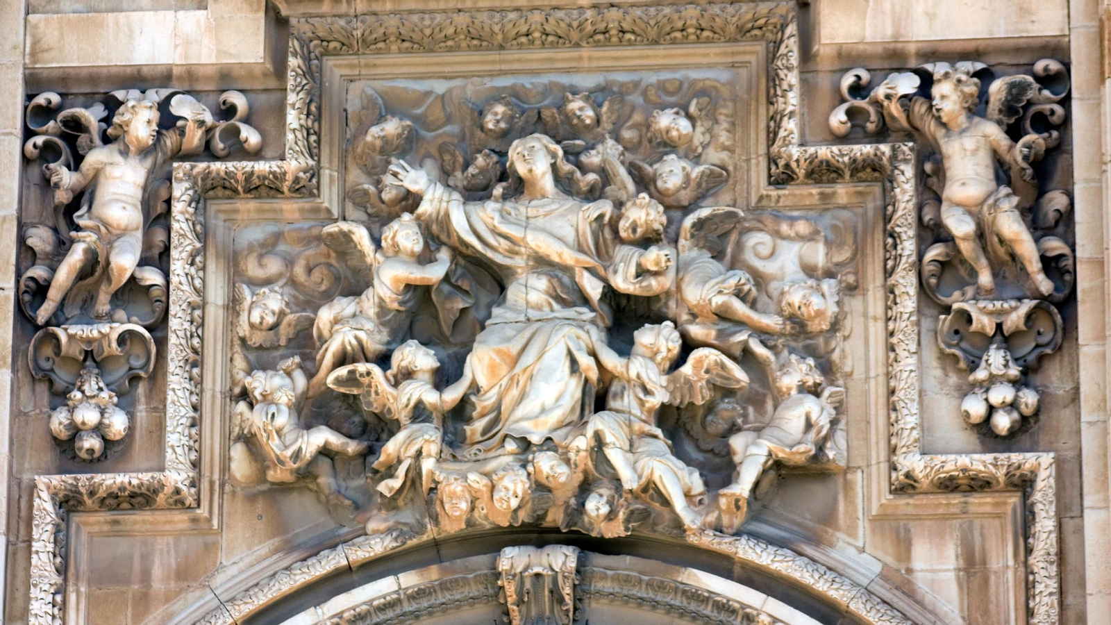 Relieve del misterio de la Asunción en la fachada principal de la catedral.