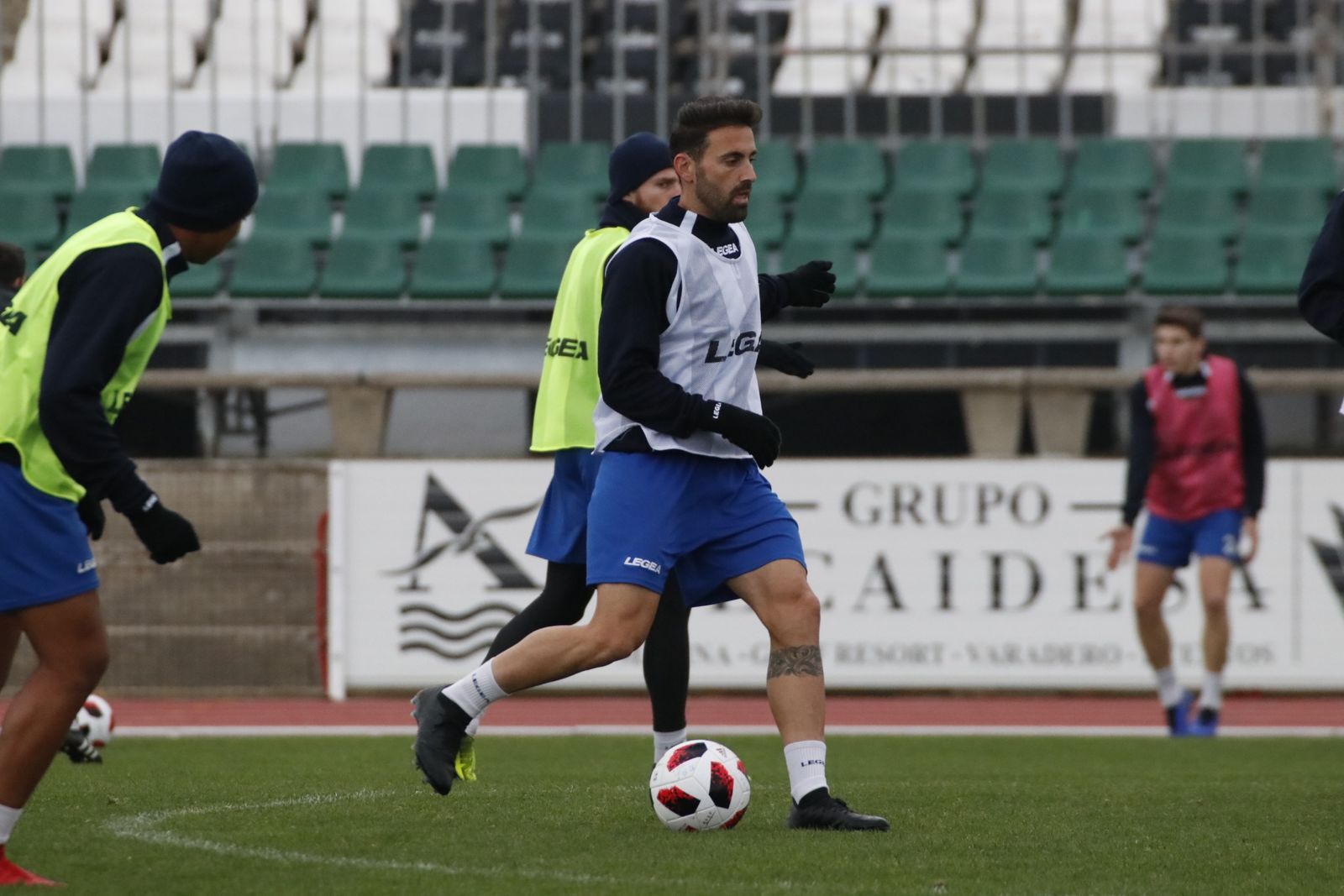 Pirulo conduce el balón durante un entrenamiento