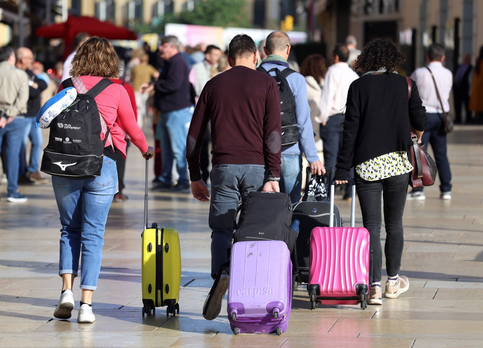 Turistas con maletas pasean por Alcazabilla este mes de diciembre.