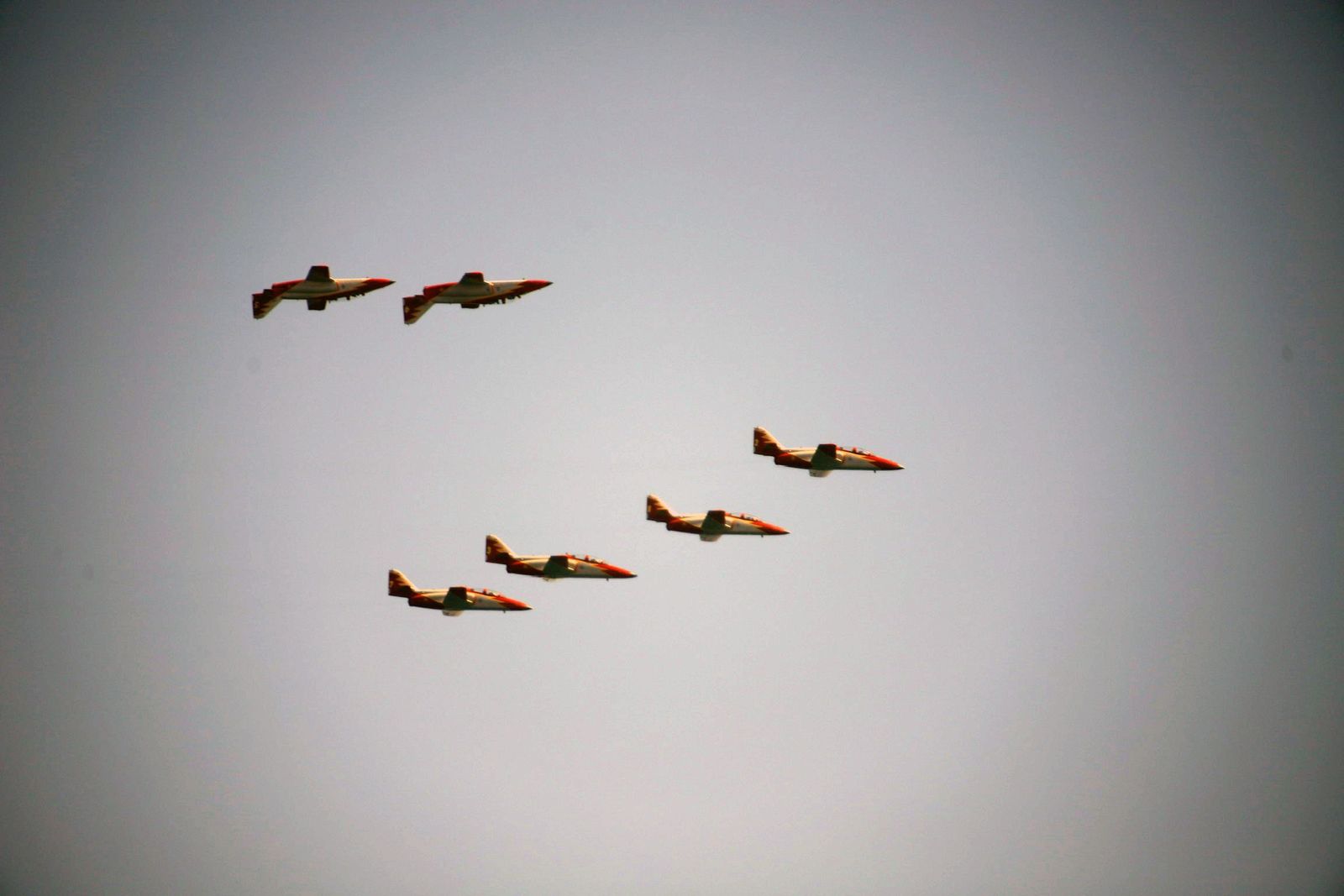 La Patrulla Águila del Ejército se exhibe en el cielo de Málaga.