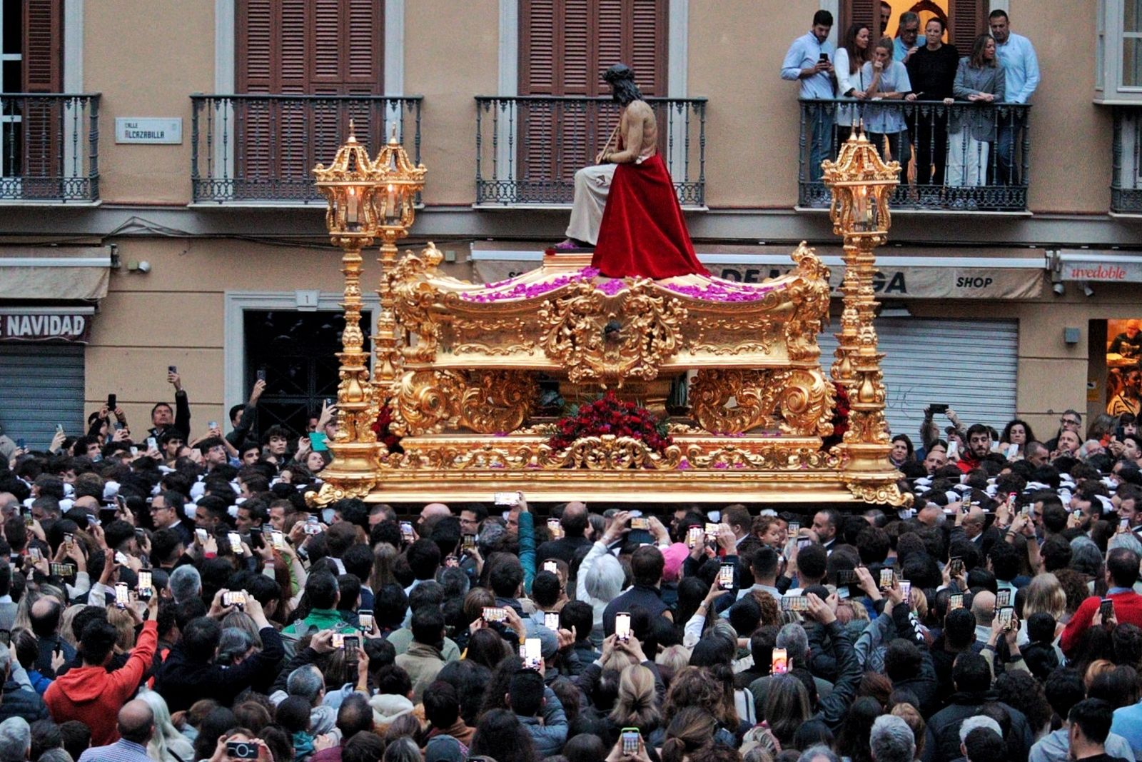Estudiantes en el Lunes Santo en Málaga, en fotos