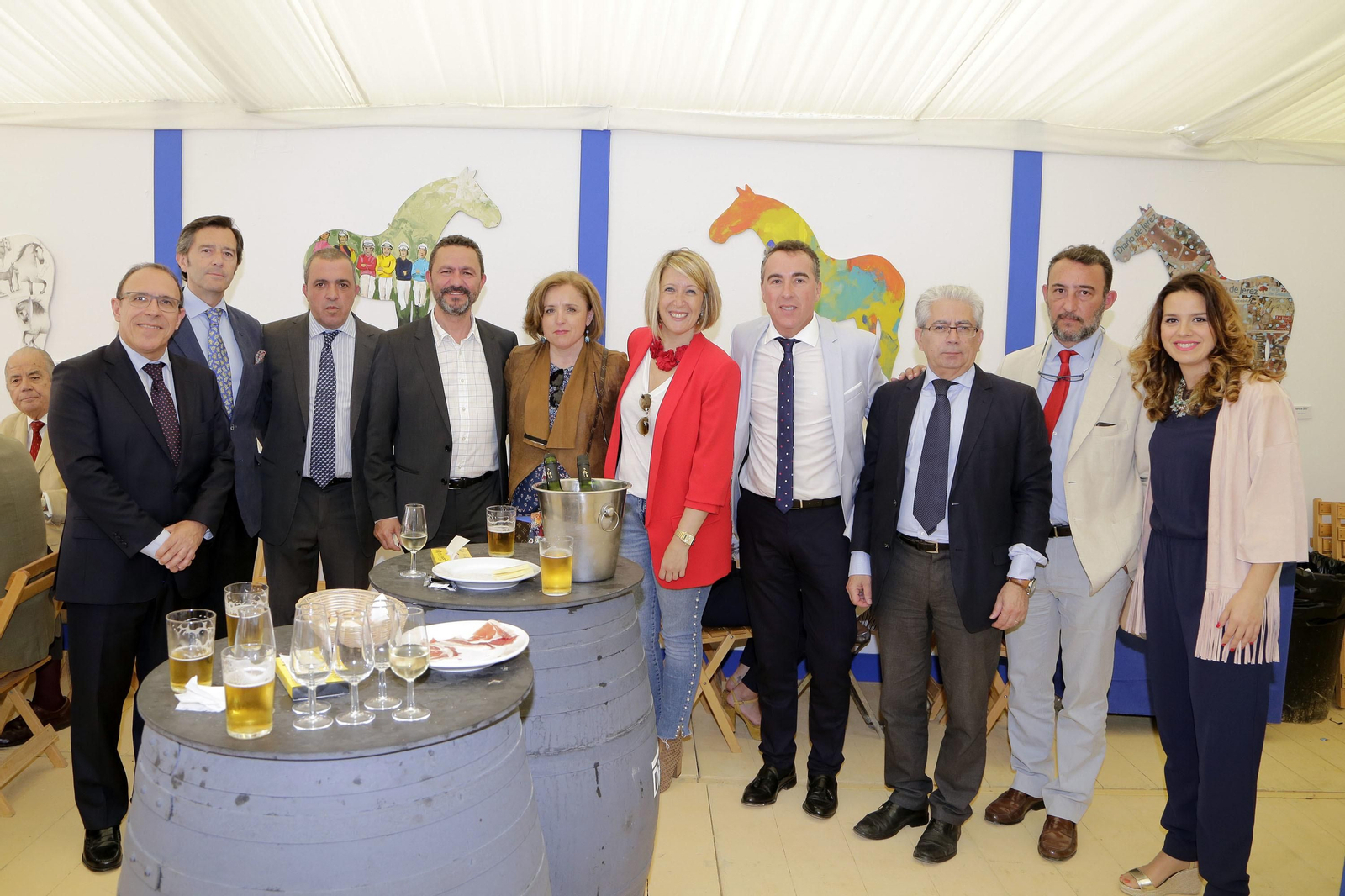 Vanessa Márquez, Joan Sanahuja, Francisco Sauco y Fernando Jiménez, de Nissan; Antonio Jesús Gil y su mujer Mati Ruiz,, Rafael García, Toni Reina y Francisco Javier Moyano, de Loreto Motor, y Marisa López, de Diario de Jerez.